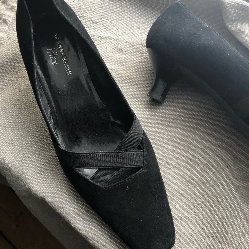 Size 9 Anne Klein iFlex Suede Pumps